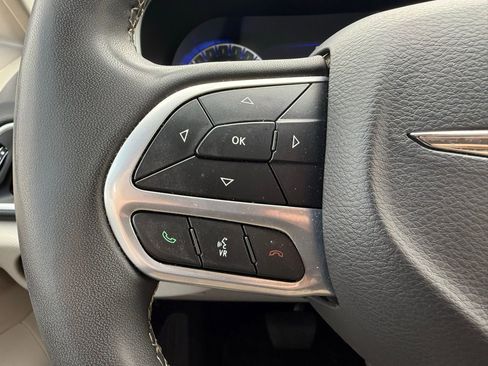 Used 2023 Chrysler Pacifica Touring-L FWD image 15