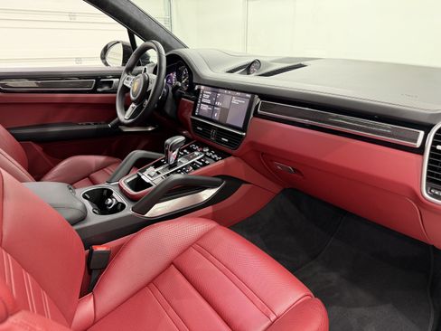 Certified 2021 Porsche Cayenne Turbo S AWD/4WD image 25