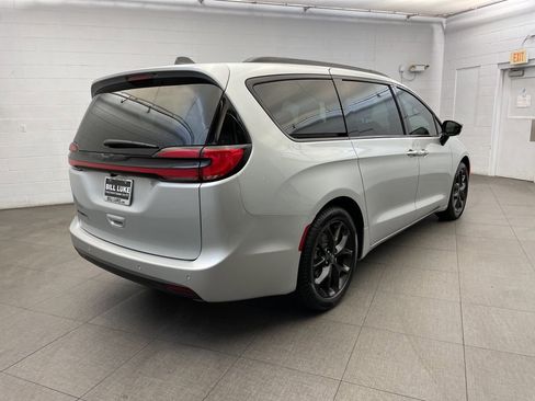 New 2026 Chrysler Pacifica Select image 4