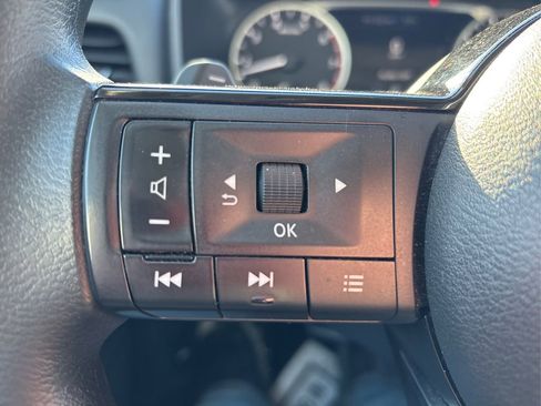 Used 2021 Nissan Rogue SV image 32