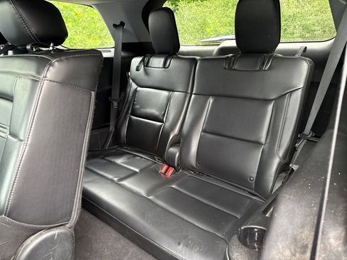 Used 2021 Ford Explorer XLT w/ Equipment Group 202A AWD/4WD image 8