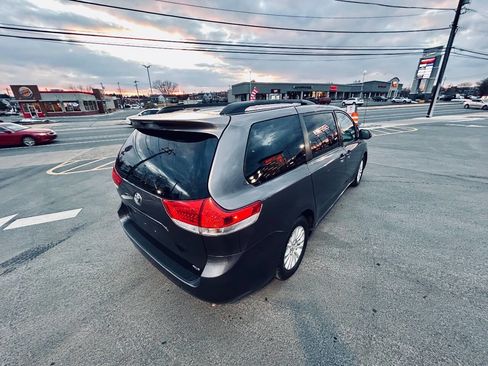 Used 2013 Toyota Sienna XLE image 17