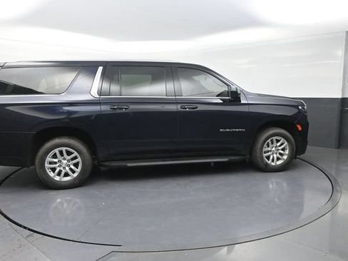 Used 2022 Chevrolet Suburban LT AWD/4WD image 9