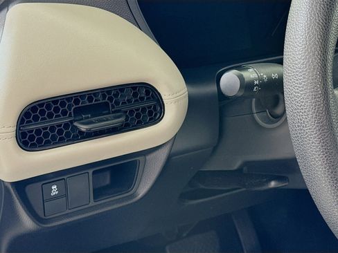 Used 2023 Honda HR-V LX image 13