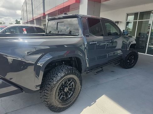 Used 2025 Toyota Tacoma SR5 w/ SR5 Upgrade Package AWD/4WD image 18