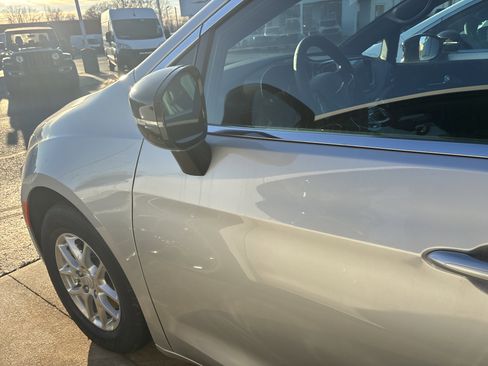 New 2026 Chrysler Pacifica Select image 15