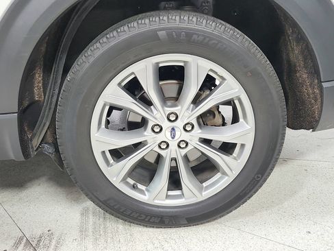Used 2023 Ford Explorer XLT w/ Equipment Group 202A AWD/4WD image 14