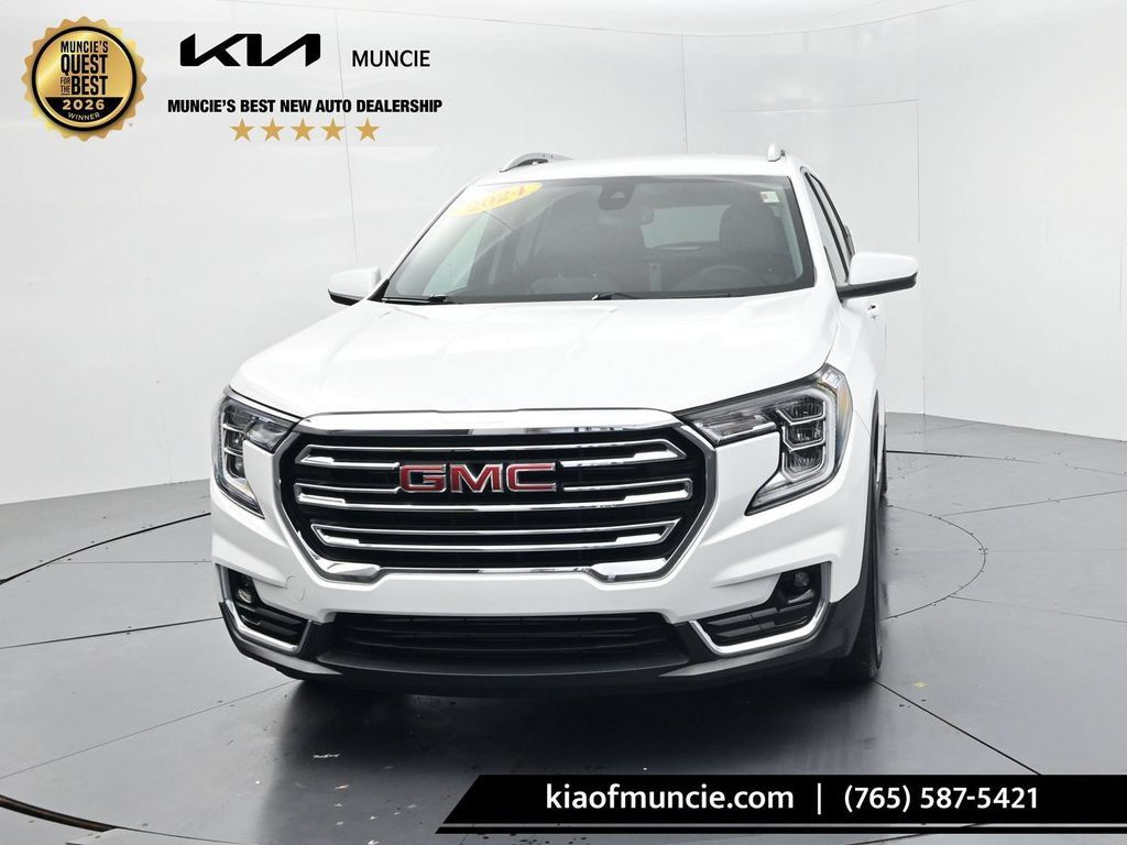 Used 2024 GMC Terrain SLT w/ Infotainment Package II FWD image 3