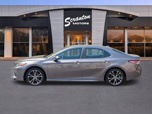 Used 2019 Toyota Camry SE w/ Carpet Mat Package FWD image 2