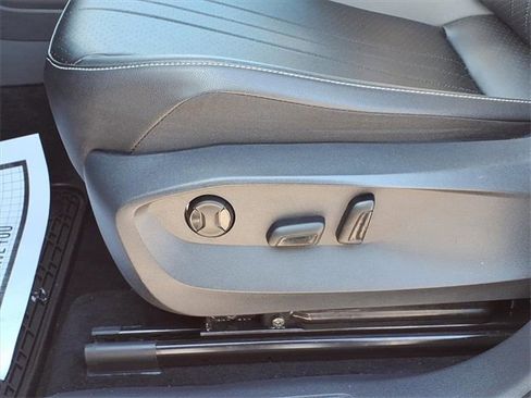 Used 2022 Volkswagen Tiguan SE image 9