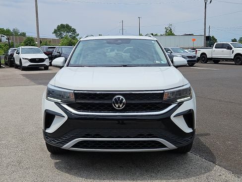Used 2023 Volkswagen Taos SE w/ Panoramic Sunroof Package AWD/4WD image 2