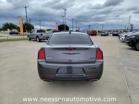 Used 2022 Chrysler 300 Touring L RWD image 6