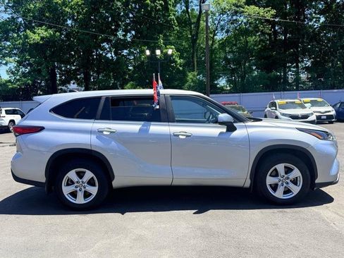 Used 2023 Toyota Highlander LE AWD/4WD image 5
