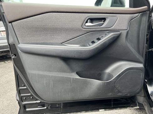 Used 2023 Nissan Rogue SV image 9