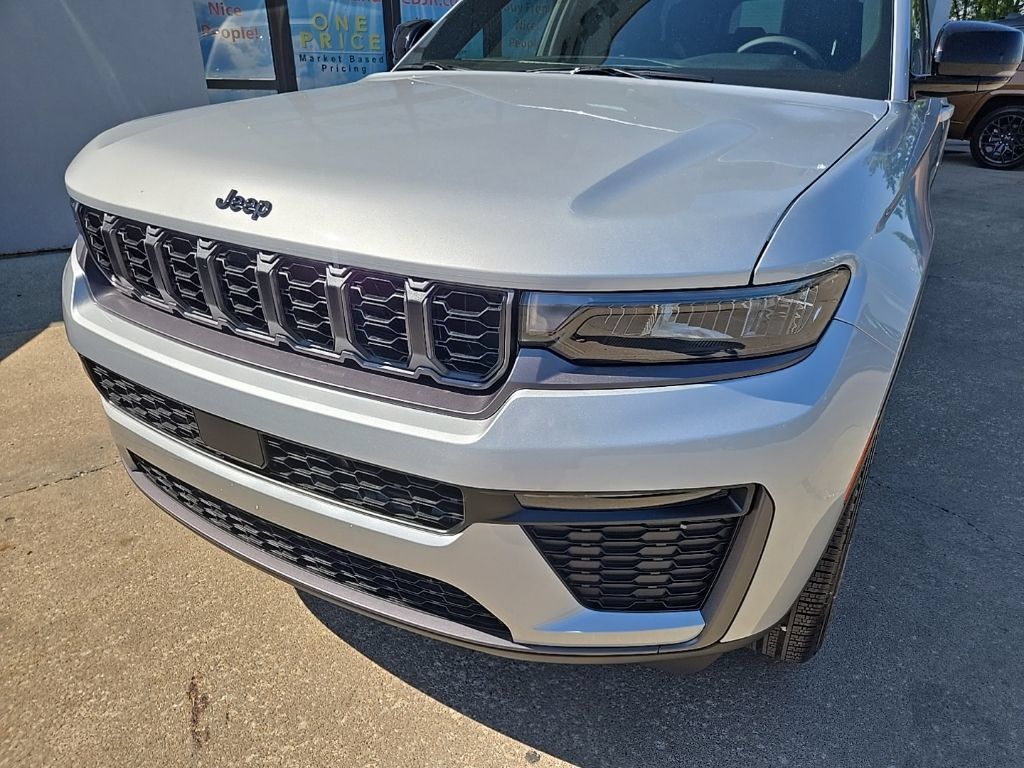 New 2026 Jeep Grand Cherokee L Limited w/ Limited Altitude Package AWD/4WD image 14
