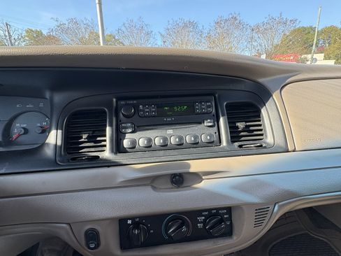 Used 2004 Ford Crown Victoria Police Interceptor image 14