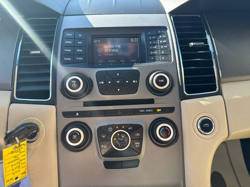 Used 2017 Ford Taurus SE image 20