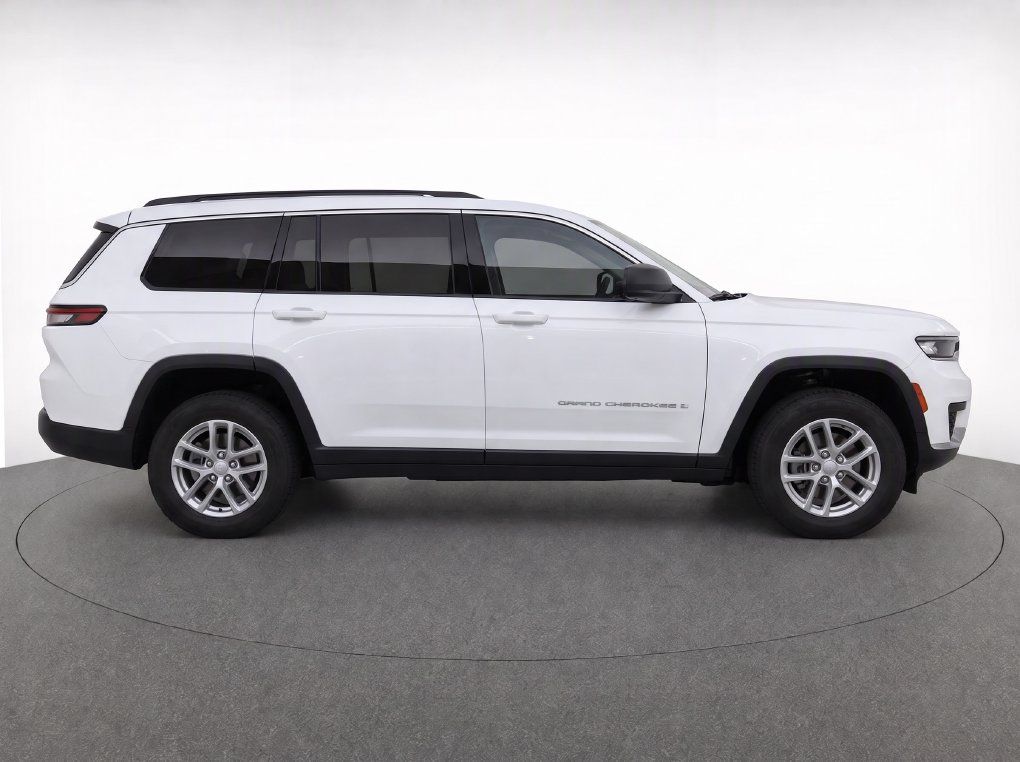 Used 2024 Jeep Grand Cherokee L Laredo w/ Trailer Tow Package AWD/4WD image 11