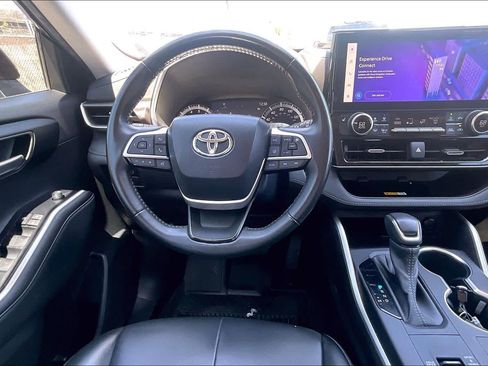 Used 2023 Toyota Highlander XLE image 6