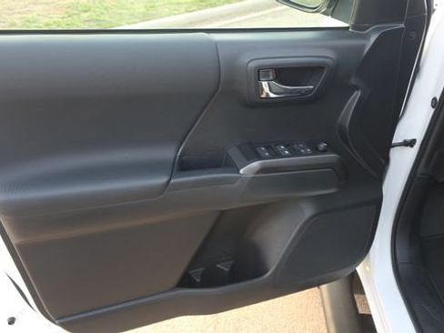 Used 2022 Toyota Tacoma TRD Off-Road w/ Technology Package image 10