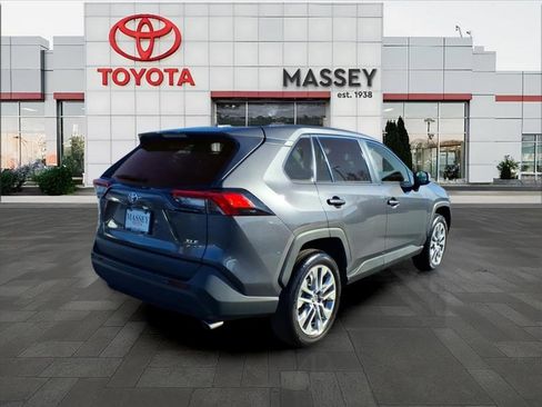 Used 2022 Toyota RAV4 XLE Premium image 3