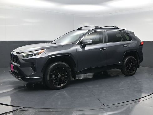 Used 2024 Toyota RAV4 SE image 3