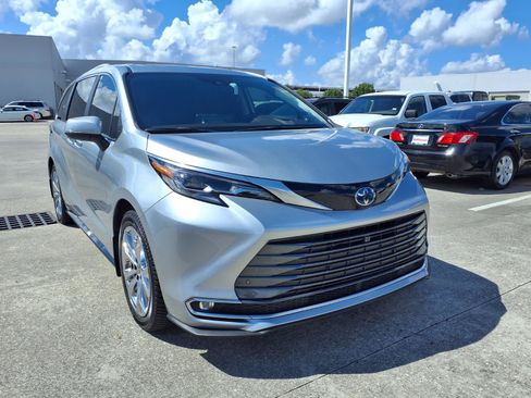 Used 2024 Toyota Sienna Platinum FWD image 2