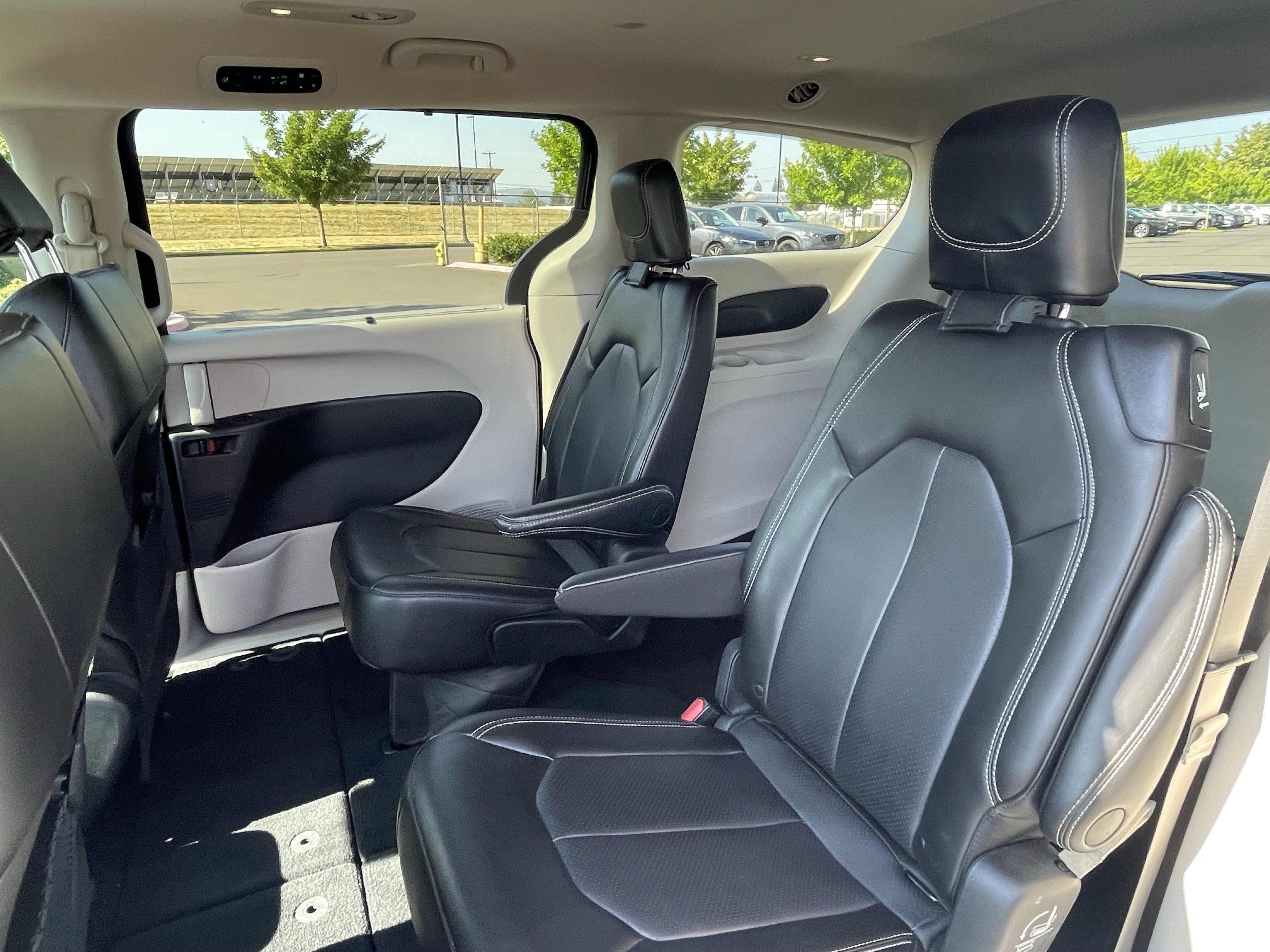 Used 2023 Chrysler Pacifica Touring-L FWD image 15