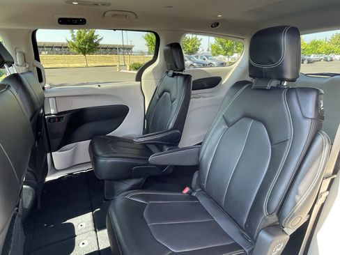 Used 2023 Chrysler Pacifica Touring-L FWD image 15