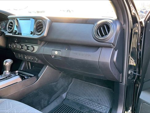 Used 2019 Toyota Tacoma TRD Sport image 17