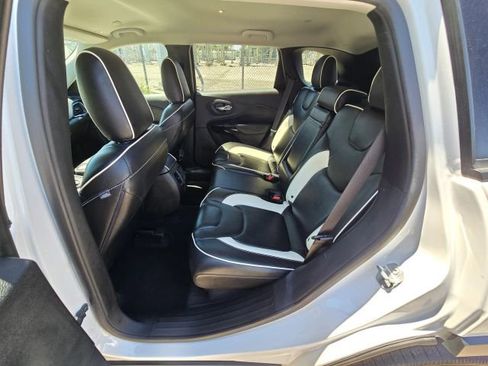 Used 2019 Jeep Cherokee Latitude Plus AWD/4WD image 12