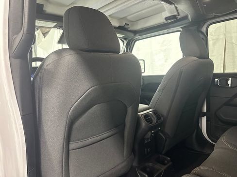 Used 2025 Jeep Wrangler Unlimited Sahara AWD/4WD image 43