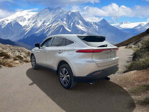 Used 2021 Toyota Venza LE image 3