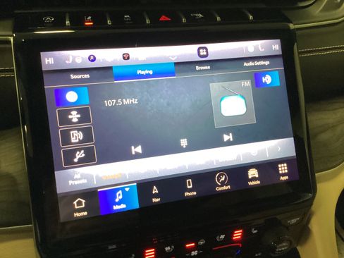 Used 2024 Jeep Grand Cherokee Limited w/ Luxury Tech Group II image 31