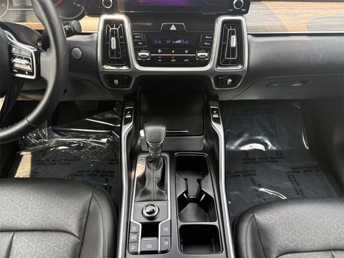 Used 2022 Kia Sorento EX image 11