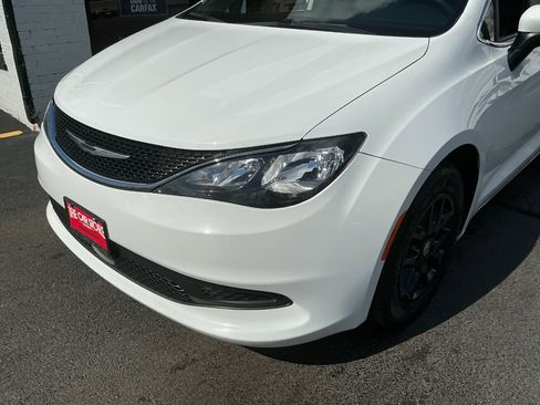 Used 2021 Chrysler Voyager Lxi image 24