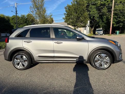 Certified 2022 Kia Niro EX Premium w/ Cold Weather Package FWD image 7