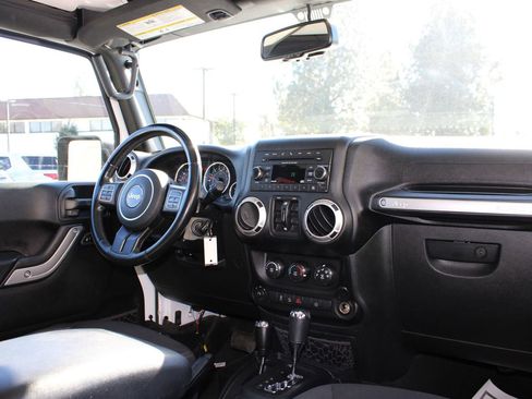 Used 2018 Jeep Wrangler Unlimited Sahara w/ Connectivity Group image 24