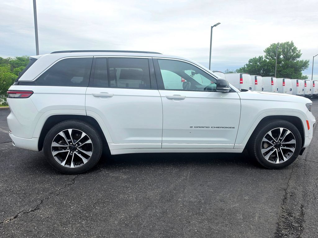Used 2025 Jeep Grand Cherokee Overland w/ Trailer Tow Package AWD/4WD image 13