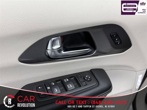 Used 2023 Chrysler Pacifica Touring-L image 32