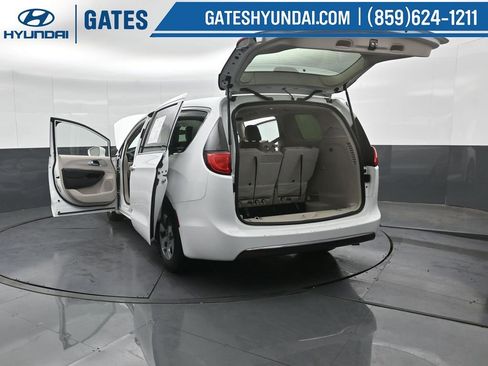 Used 2017 Chrysler Pacifica Touring Plus image 60