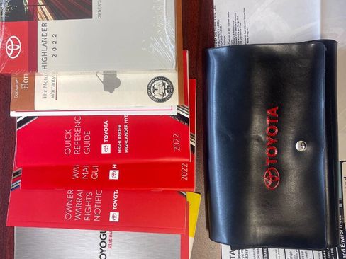 Used 2022 Toyota Highlander XLE image 10