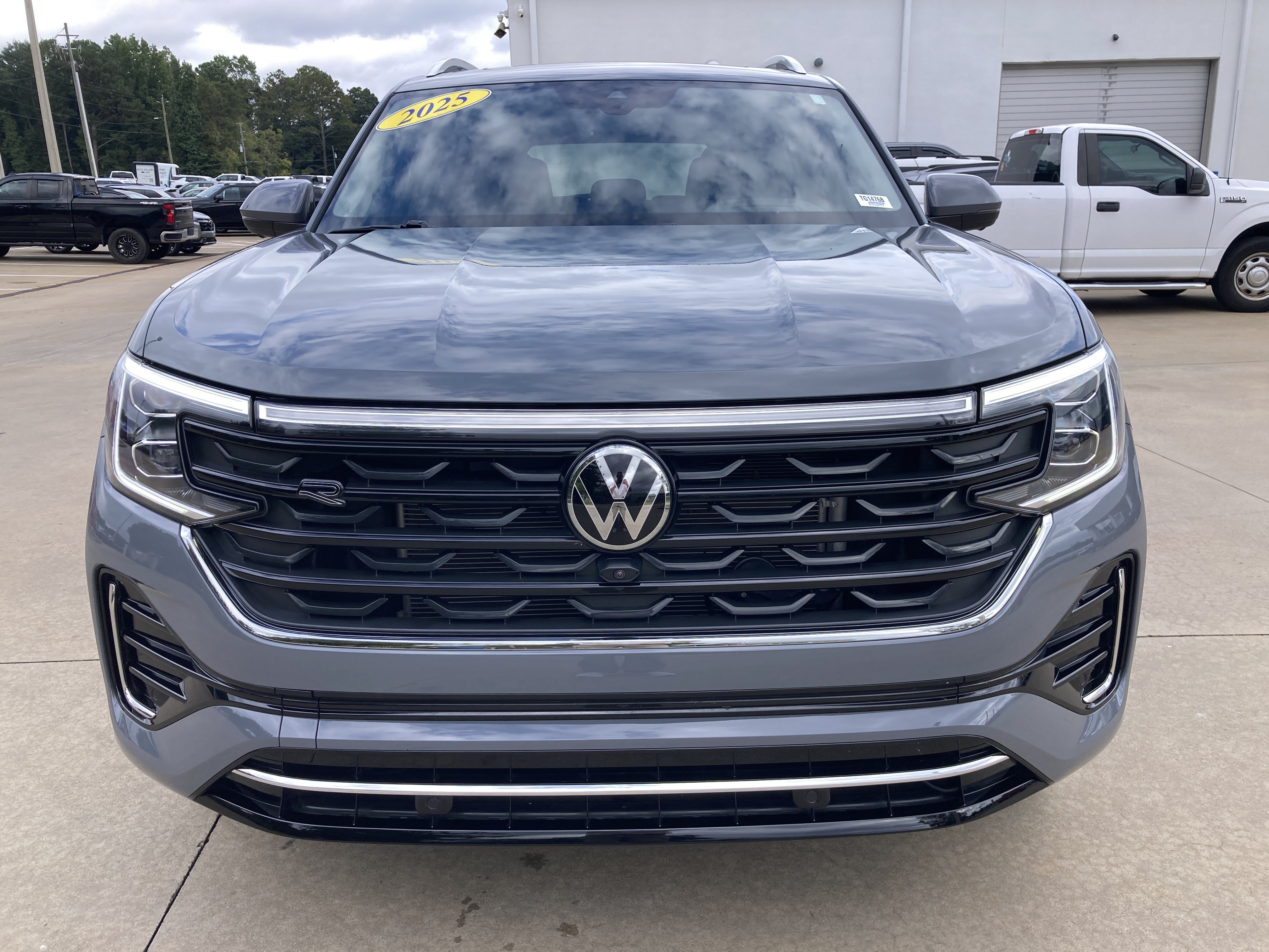 Used 2025 Volkswagen Atlas SEL Premium R-Line AWD/4WD image 2