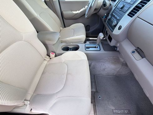 Used 2010 Nissan Frontier SE RWD image 31