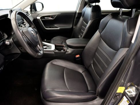 Used 2019 Toyota RAV4 Limited image 16