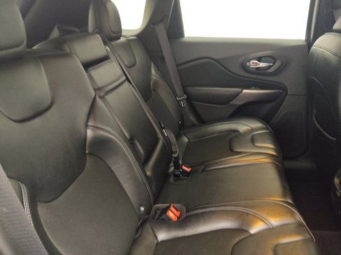 Used 2019 Jeep Cherokee Latitude Plus FWD image 19