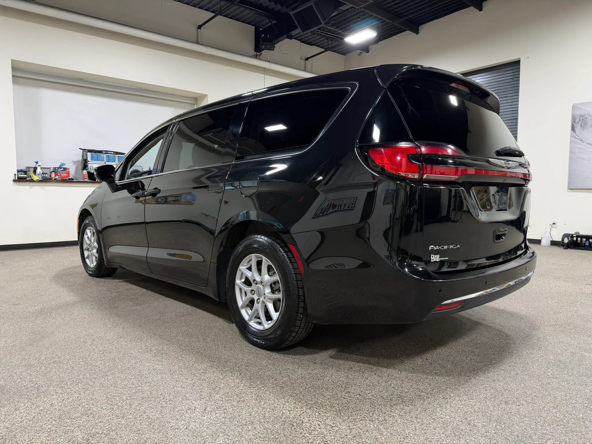 Used 2023 Chrysler Pacifica Touring-L FWD image 7