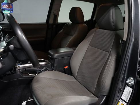 Used 2022 Toyota Tacoma SR5 AWD/4WD image 6