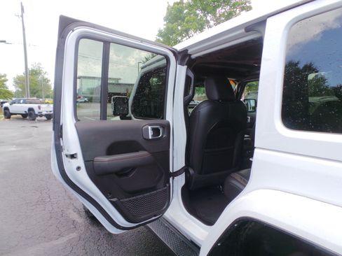 Used 2022 Jeep Wrangler Unlimited Sahara AWD/4WD image 33