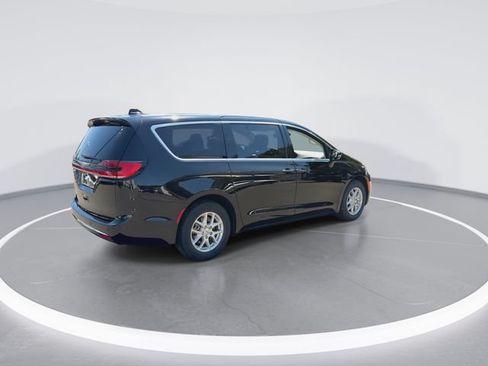Used 2024 Chrysler Pacifica Touring-L FWD image 8